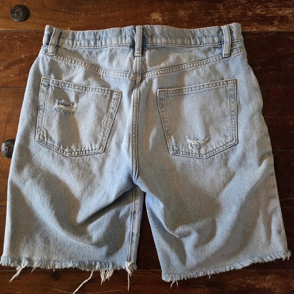 Frame Le Slouch Bermuda Distressed Shorts size 27 light wash